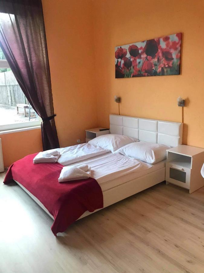 Y Panzio Bed & Breakfast Балатонлеле Екстериор снимка
