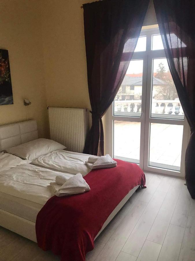 Y Panzio Bed & Breakfast Балатонлеле Екстериор снимка